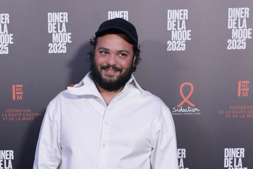 Esta foto, tomada el 30 de enero de 2025, muestra al diseñador de moda neerlandés Duran Lantink posando para una sesión de fotos en la 22.ª Cena de Moda contra el SIDA (Dinner de la Mode), evento benéfico celebrado en el marco de la Semana de la Moda de París. &nbsp;