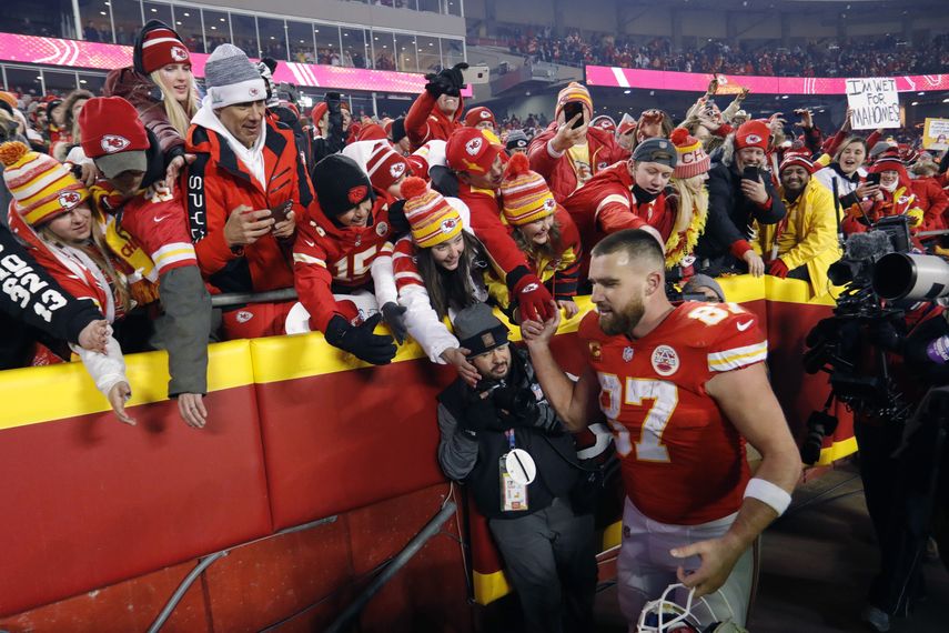 El tight end de los Chiefs de Kansas City, Travis Kelce (87), celebra con el público al salir del campo después de un partido eliminatorio de la ronda divisional de la NFL contra los Bills de Buffalo el 23 de enero de 2022 en Kansas City, Missouri.