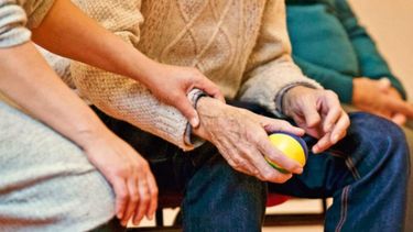 El Parkinson se caracteriza por el temblor de reposo, rigidez, pérdida de habilidad o rapidez para realizar funciones motoras, trastornos posturales y/o de la marcha.