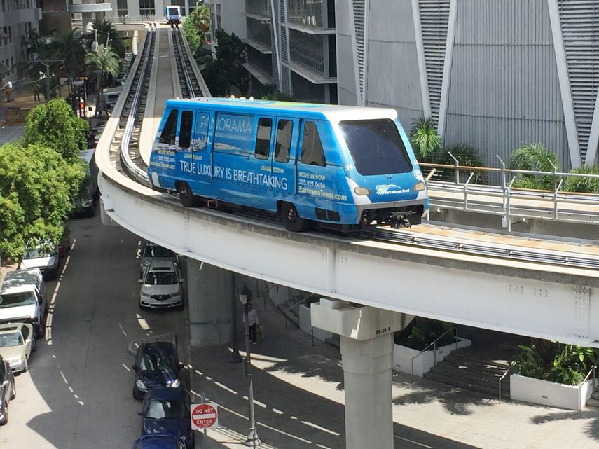 El monorrail Metromover corre a lo largo de 4.4 millas en el centro de la ciudad.