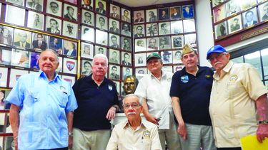 Carlos Poveda, Julio González, Roberto García, Vicente Blanco, Andrés Manso y Emilio Martínez no olvidan a sus compañeros de batalla.