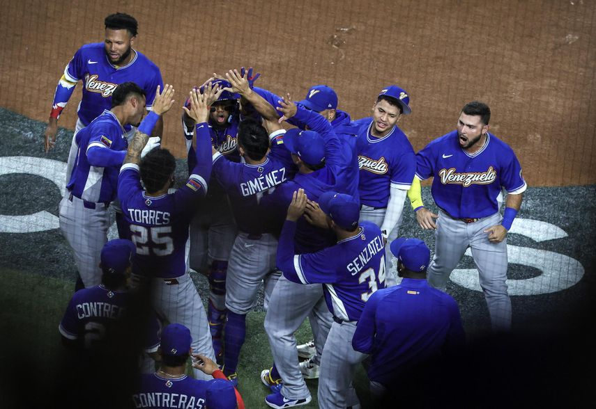El equipo de Venezuela celebra una carrera durante el partido de cuartos de final del Clásico Mundial de Béisbol 2026 entre Japón y Venezuela en el estadio de béisbol LoanDepot Park en Miami