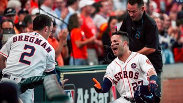 Altuve (derecha) celebra junto con Alex Bregman el back to back de la primera entrada.  