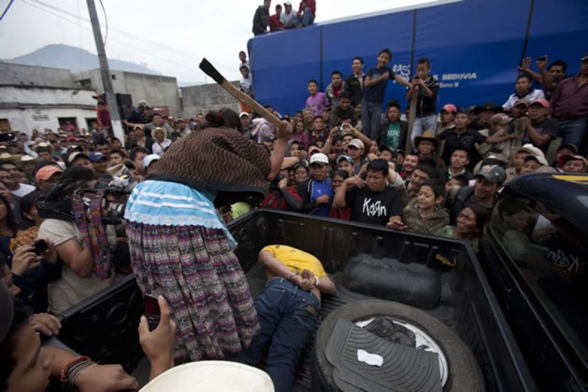 Una mujer apalea a un asaltante en el norte de Guatemala. (CORTESÍA)