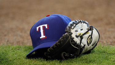 El lanzador actuó por tres temporadas con el equipo de Texas.