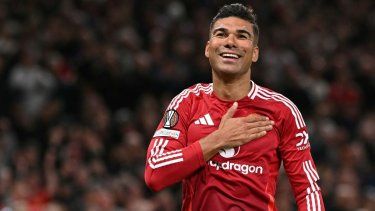 El centrocampista brasileño Casemiro, del Manchester United, celebra luego de anotar un gol durante un partido de la Europa League, el 8 de mayo de 2025.