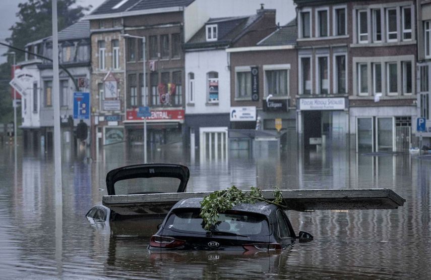 Unos automóviles están sumergidos en unas inundaciones en Lieja, Bélgica.