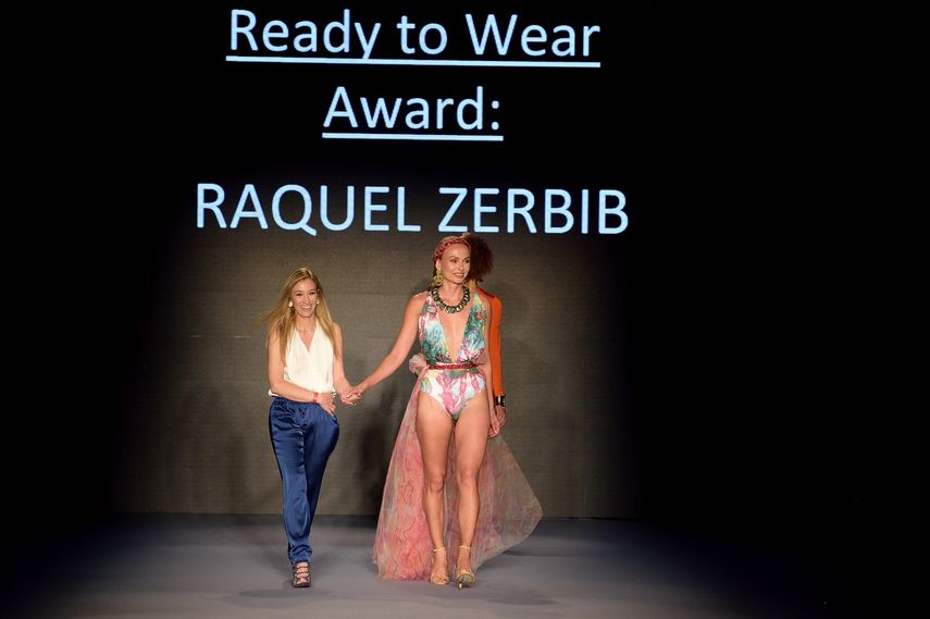 La estudiante de diseño de moda Raquel Zerbib despide su desfile tras mostrar sus creaciones en Paraíso Miami Beach.&nbsp;