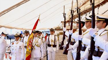 La princesa Leonor como abanderada en la jura de bandera a bordo del buque escuela Juan Sebastián Elcano durante su escala en Montevideo.