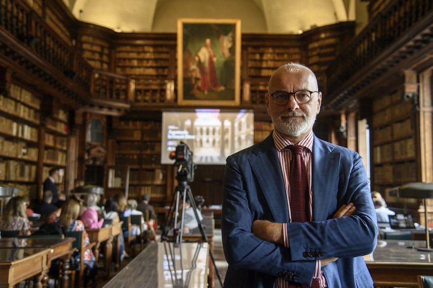 Angelo Crespi, nuevo director del Museo Moderno de Brera, posa para una fotografía durante una conferencia de prensa en la Biblioteca Braidense, el lunes 8 de julio de 2024, en Milán, Italia.