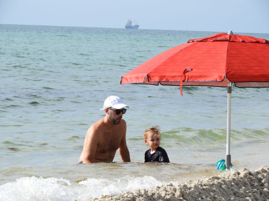 Padre e hijo disfrutan del mar en Miami Beach.
