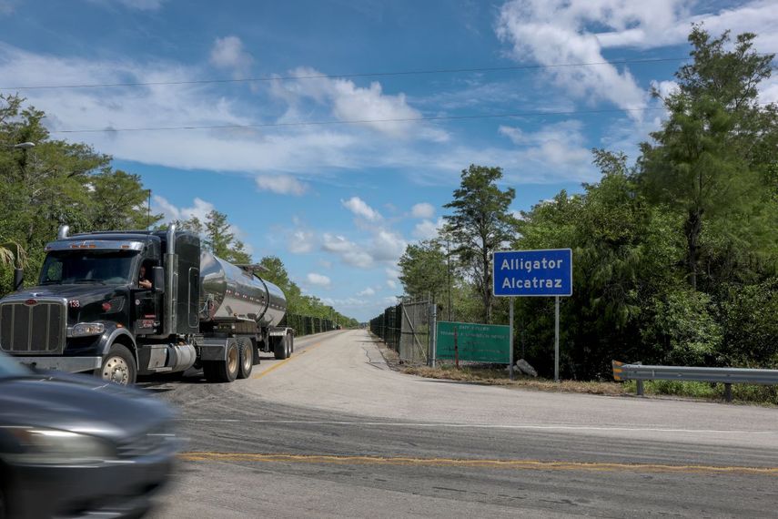 Un camión con combustible sale de Alligator Alcatraz en el Aeropuerto de Entrenamiento y Transición Dade-Collier el 10 de julio de 2025 en Ochopee, Florida.