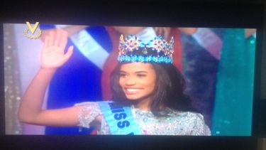 Primer desfile de la ganadora tras su coronaci&oacute;n
