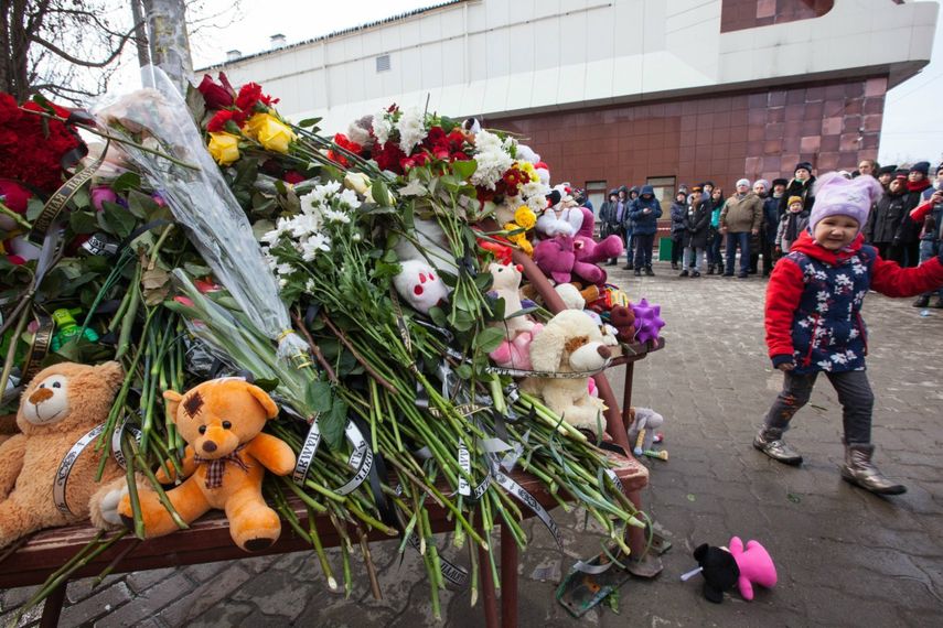Numerosas personas colocan flores en memoria a las víctimas del incendio del centro comercial Zimnyaya Vishnya, en la ciudad rusa de Kémerovo.&nbsp;