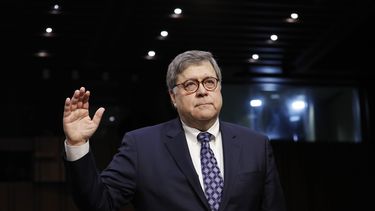 El nominado para fiscal general de EEUU, William Barr, presta juramento ante el Senado.