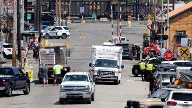 Un vehículo de los Servicios de Desastres del Ejército de Salvación cerca de la entrada de la planta de coque Clairton de US Steel tras una explosión en la planta en Clairton, Pennsylvania, el 11 de agosto de 2025.