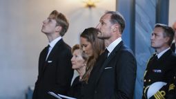 El rey Haakon VIII de Noruega (a la derecha), la princesa Ingrid Alexandra (segunda por la derecha), la reina Sonja (segunda por la izquierda) y el príncipe Sverre Magnus (a la izquierda) asisten a un servicio conmemorativo en memoria del difunto rey Harald V en la iglesia de Asker, en Asker (Noruega), el 30 de agosto de 2026. El rey Harald falleció en el Hospital Universitario de Oslo a la edad de 89 años, según un comunicado oficial difundido por la Casa Real de Noruega el 28 de agosto de 2026.