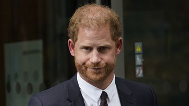 El príncipe Harry sale de la Corte Superior después de presentar evidencias en Londres, el 6 de junio de 2023.
