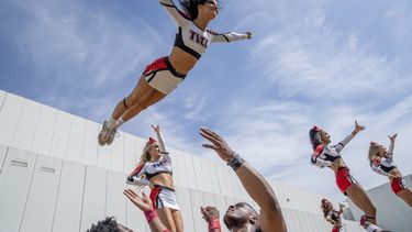 En esta imagen proporcionada por Netflix, la porrista de Trinity Valley Community College Maddie Volcik en una escena de Cheer.&nbsp;