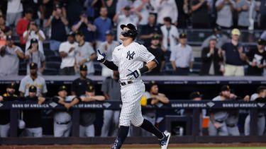 Aaron Judge de los Yanquis de Nueva York conecta su 60mo jonrón de la temporada en la novena entrada del encuentro ante los Piratas de Pittsburgh el martes 20 de septiembre del 2022.&nbsp;