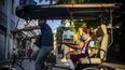 Una niña viaja a la escuela acompañada de su madre cargando su trabajo escolar en un bicitaxi en La Habana, Cuba, el lunes 3 de abril de 2023.&nbsp;