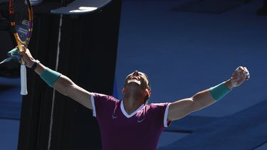 El tenista español Rafael Nadal celebra su victoria sobe el francés Adrian Mannarino en su partido de cuarta ronda del Abierto de Australia en Melbourne, Australia, el domingo 23 de enero de 2022.&nbsp;