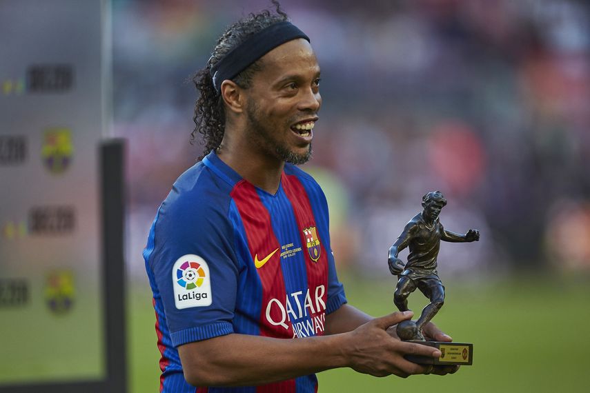 Ronaldinho con el trofeo de mejor jugador del partido benéfico que leyendas del FC&nbsp;Barcelona&nbsp;y del Manchester United han disputado en el estadio Camp Nou.