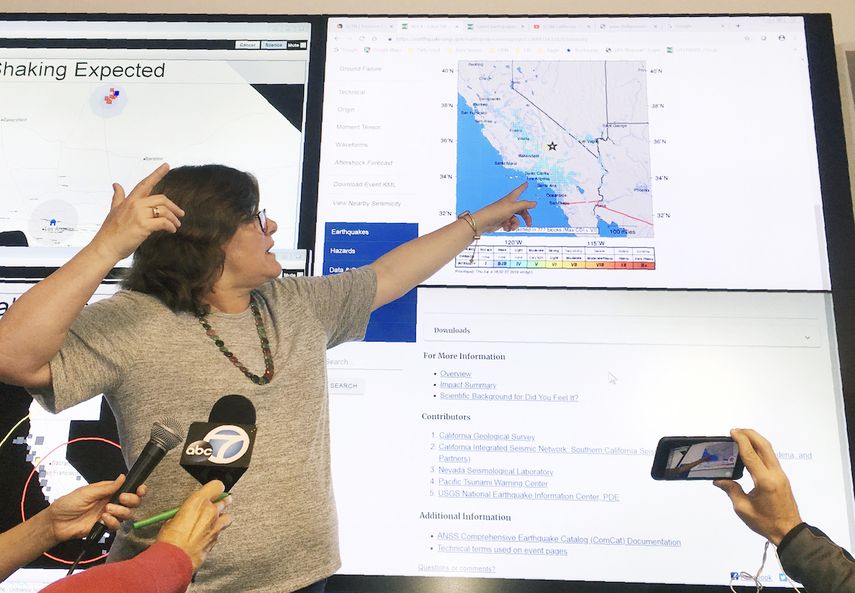 La sismóloga Lucy Jones habla durante una conferencia de prensa en el Caltech en Pasadena, California, el jueves 4 de julio de 2019, después de que un sismo remeciera el sur de California y partes de Nevada.&nbsp;