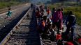 Migrantes caminan a lo largo de las vías del tren con la esperanza de subirse a un tren de mercancías con ruta al norte en Huehuetoca, México, el miércoles 20 de septiembre de 2023.&nbsp;