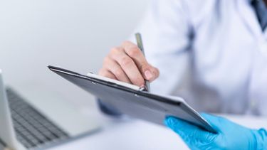 Atención a pacientes a través de la telemedicina.