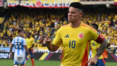 El mediocampista colombiano James Rodríguez celebra el segundo gol de su selección durante el partido de fútbol de las eliminatorias sudamericanas de la Copa Mundial de la FIFA 2026 entre Colombia y Argentina, en el estadio Metropolitano Roberto Meléndez en Barranquilla, Colombia, el 10 de septiembre de 2024.&nbsp;