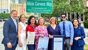 Alicia Cervera (cuarta de izq. a der.), junto a personalidades de Miami-Dade.