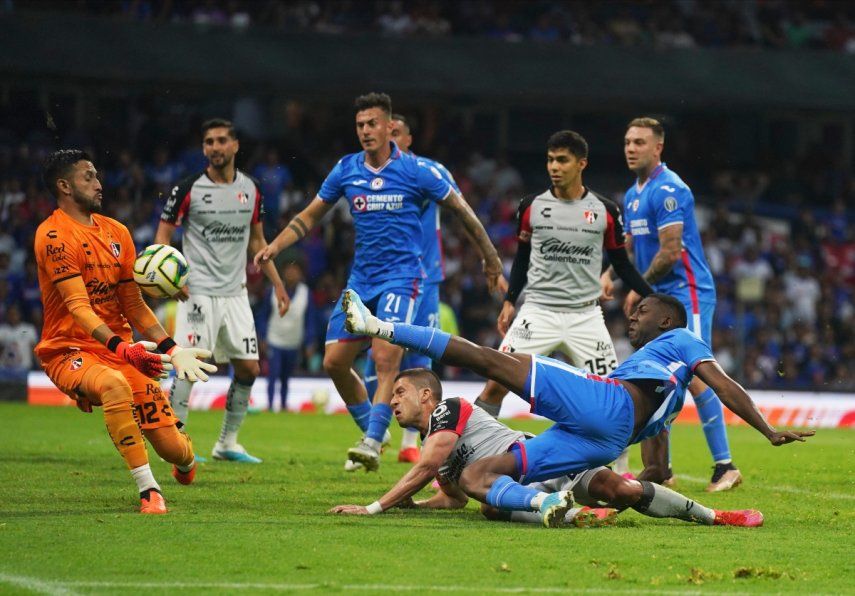 El arquero del Atlas, Camilo Vargas, a la izquierda, hace una parada en el balón contra Gonzalo Carneiro de Cruz Azul durante un partido de la liga mexicana en el Estadio Azteca de la Ciudad de México, el sábado 6 de mayo de 2023. El equipo de Cruz Azul está listo para enfrentar a Inter Miami en el posible debut de Lionel Messi&nbsp;