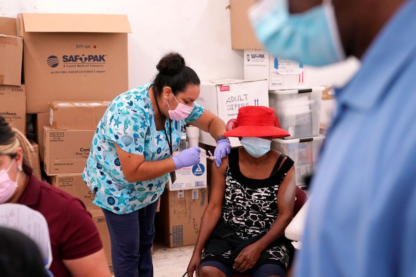 En esta fotografía de archivo del 10 de abril de 2021, la enfermera Ashleigh Velasco, aplica una vacuna de Johnson & Johnson contra el COVID-19 a Rosemene Lordeus, a la derecha, en una clínica a cargo de Health Network, en Immokalee, Florida.