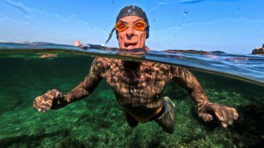 En Cuba, Lázaro Díaz, de 75 años, forma parte del club de natación Juventud Acumulada.