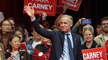 El primer ministro de Canadá y líder del Partido Liberal, Mark Carney, saluda a sus partidarios en una fiesta de la victoria en Ottawa, Ontario, el 29 de abril de 2025.&nbsp;