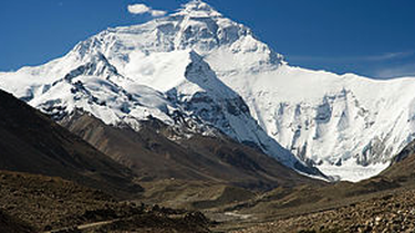 El monte, en la frontera entre China y Nepal, se encuentra en la zona de fricción de las placas tectónicas china e india, donde los movimientos de la corteza son frecuentes