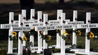 Cruces con los nombres de las víctimas de un tiroteo, en el exterior de la escuela primaria Robb, en Uvalde, Texas, el 26 de mayo de 2022.&nbsp;