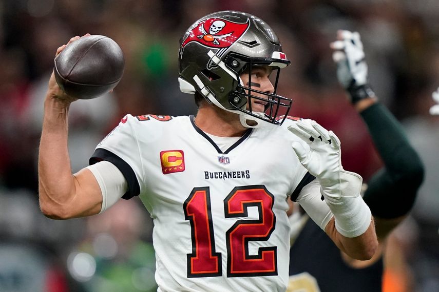 Tom Brady, quarterback de los Buccaneers de Tampa Bay, lanza un pase ante los Saints de Nueva Orleáns, en el juego del domingo 18 de septiembre de 2022 
