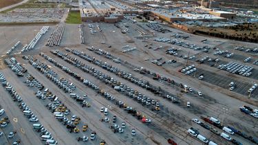 Numerosas camionetas producidas en una planta armadora permanecen en un estacionamiento del lugar en Wentzville, Missouri.