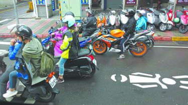 Una de las imágenes más comunes en la capital en Taipéi, la capital de Taiwán, son las multitudes que se desplazan en motocicletas.&nbsp;