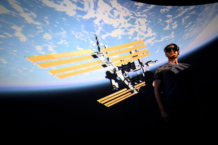 Hadrien Gurnel, ingeniero de software del laboratorio de museología experimental de la universidad suiza EPFL, explora con gafas 3D el mapa más detallado del universo con el software de realidad virtual VIRUP en St-Sulpice, cerca de Lausana, el 12 de octubre del 2021. &nbsp;