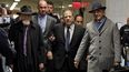 Harvey Weinstein, en el centro, acompa&ntilde;ado por el abogado Arthur Aidala, a la derecha, llega a la corte para su juicio en Nueva York por cargos de violaci&oacute;n, el mi&eacute;rcoles 22 de enero.&nbsp;