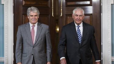 El ministro español de Asuntos Exteriores, Alfonso Dastis, junto a su colega de EEUU, Rex Tillerson.