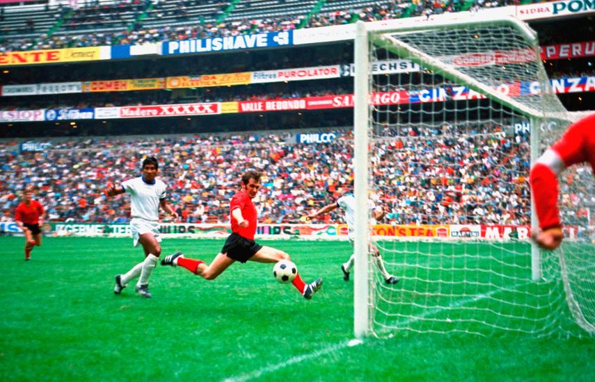 En esta foto del 3 de junio de 1970, Wilfried Jan Van Moer (camiseta roja) anota el segundo gol de Bélgica en la victoria 3-0 ante El Salvador en la Copa Mundial de México