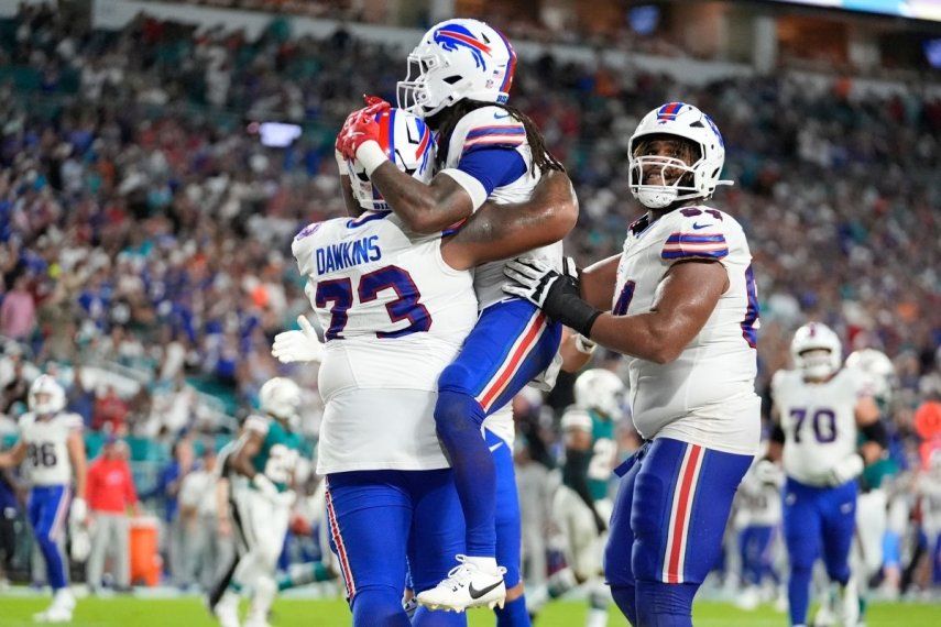 James Cook (centro), corredor de los Bills de Búfalo, celebra su touchdown en el encuentro del jueves 12 de septiembre de 2024, ante los Dolphins de Miami. James Cook (centro), corredor de los Bills de Búfalo, celebra su touchdown en el encuentro del jueves 12 de septiembre de 2024, ante los Dolphins de Miami.