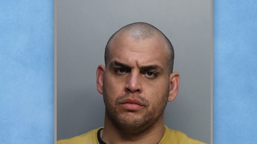 Alberto Cruz, de 31 años, es sospechoso de robar en tienda de Hialeah.