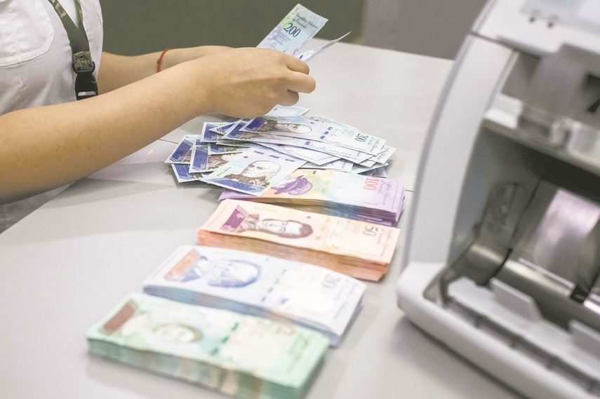 La escasez de dinero en efectivo es uno de los problemas que enfrenta la población venezolana.