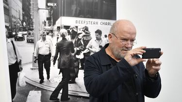 El fot&oacute;grafo alem&aacute;n Peter Lindbergh toma fotos de los periodistas con su tel&eacute;fono en una calle durante la exhibici&oacute;n &ldquo;Women on Street&rdquo; en la NRW Forum Gallery en Duesseldorf, Alemania.
