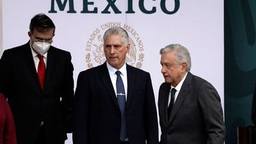 El designado gobernante cubano Miguel Díaz-Canel junto al presidente de México Andrés Manuel López Obrador.